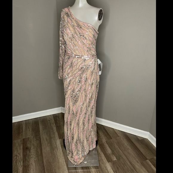 Mac Duggal
One-Shoulder Sequin Gown - Picture 5 of 9